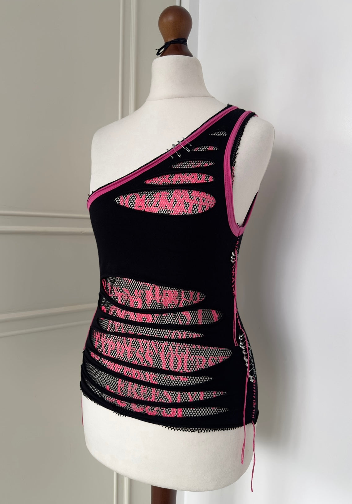 PEEK-A-BOO SHOULDER TANK